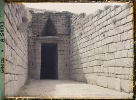 Image représentant Le Dromos (corridor d'entrée à ciel ouvert) conduisant à la porte du Trésor d'Atrée : tombe voûtée du père d'Agamemnon dans la ville basse