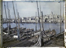 Image représentant Bateaux au port de la Corne d'Or avec, à l'arrière plan, le quartier de Galata