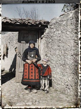 Image représentant Une femme mirdite catholique et son fils