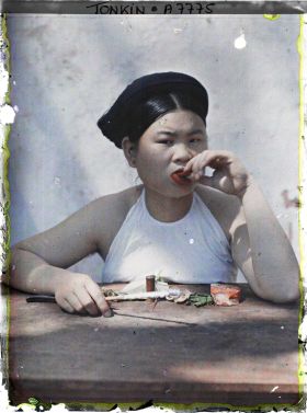 Image représentant Une jeune fille à la bouche rougie par le chiquage du bétel