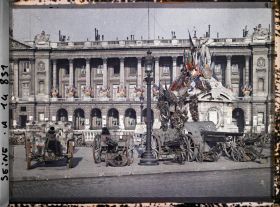 Image représentant Canons pris aux Allemands exposés place de la Concorde, Statue de Lille et bureau de souscription