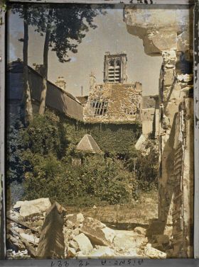 Image représentant Ruines rue des Minimes, au fond la cathédrale