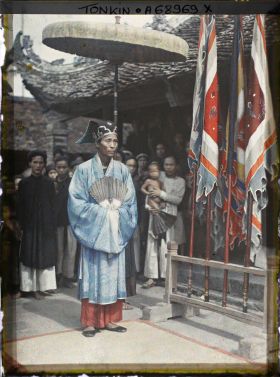 Image représentant Un mandarin officiant lors d'une cérémonie