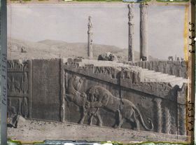 Image représentant Escalier nord de l'Apadana, combat du lion et du taureau et inscriptions cunéiformes