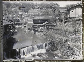 Image représentant Le village et la rivière Yamato (Yamato-gawa)