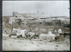Image représentant La citadelle de la caserne (El Kechla) prise depuis le cimetière musulman