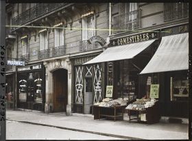 Image représentant Alimentation et vitrines de boutiques protégées contre les bombardements rue de Wagram, magasin de comestibles