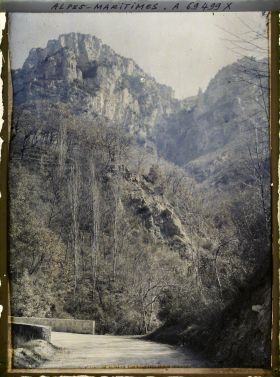 Image représentant A-pics de la vallée du Loup surplombant la route