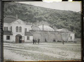 Image représentant Jean Brunhes entre deux hommes, devant le bain municipal
