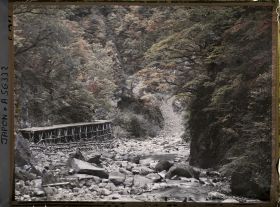 Image représentant La vallée de la Daiyagawa (rivière Daiya) entre Umagaeshi et le lac Chuzenji, en direction de la cascade de Kegon