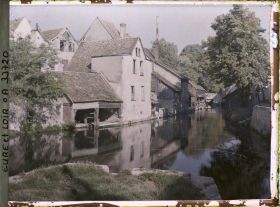 Image représentant Lavoirs au bord de l'Eure vue de la passerelle, rue des Trois Moulins