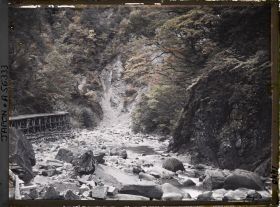 Image représentant La vallée de la Daiyagawa (rivière Daiya) entre U magaeshi et le lac Chuzenji, en direction de la cascade de Kegon