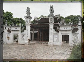 Image représentant Une vue d'ensemble prise de la cour intérieure du temple dans le village de Vinh-thuy