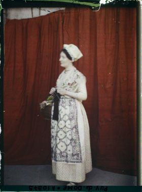 Image représentant France, Près d'Issoire, Costume auvergnat de 1750, région d'Issoire, Mme Chardon (Debout)