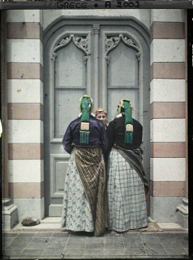 Image représentant Trois femmes juives de Thessalonique, la coiffure vue de dos; le perroquet, la coffia