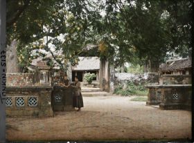 Image représentant Une femme et un enfant dans la cour intérieure de la pagode dite " du Gouverneur "