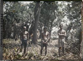Image représentant Trois pêcheurs, torse et pieds nus, vêtus du pantalon court traditionnel