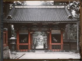 Image représentant Tôshôgû : porte Omotemon, dite Niomon, depuis l'intérieur du sanctuaire. Derrière le grand torii