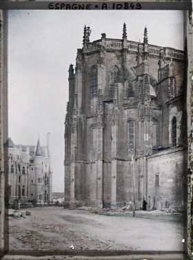 Image représentant Espagne, Astorga, L'abside de la Cathédrale et, à gauche, le Palais episcopal nouveau