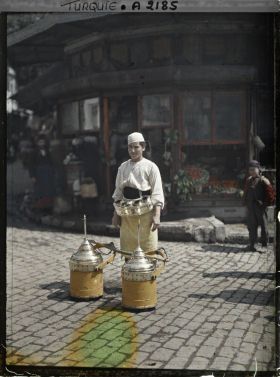 Image représentant Jeune vendeur ambulant de limonade dans le quartier de Galata