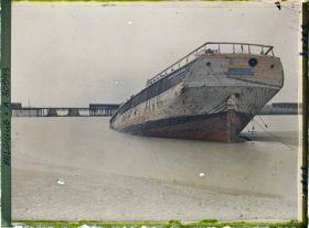 Image représentant Belgique, Zeebrugge, Epave et , dans le fond, môle sauté par un sous marin Anglais