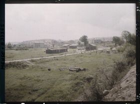 Image représentant France, Charny, L'ensemble du Village vu des bords de la Meuse au fond la Crête et le fort Vacherauville)