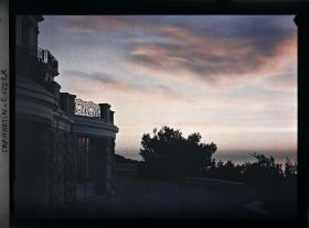 Image représentant Partie de la terrasse inférieure de la villa Kahn, dite villa Zamir, dans la pénombre et vue vers l'Est