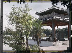 Image représentant Le Thui-toa " Kiosque du bord de l'eau " du temple Ngoc-so'n (appelé par les Européens " Pagode des Pinceaux "), situé sur " l'île de Jade " du Petit Lac