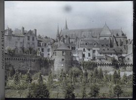 Image représentant La cathédrale Saint-Pierre et les remparts de la ville, vue prise de la Promenade de la Garenne