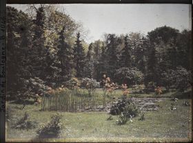 Image représentant " Etang " orné d'azalées en fleurs, situé au nord du marais et vu en direction de l'est