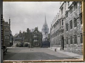 Image représentant Façade du Oriel College sur Oriel square. Au fond, le clocher de l'église Sainte Marie