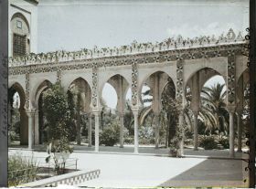 Image représentant Une galerie à arcades dans le palais d'été du Gouverneur