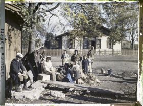 Image représentant Femmes et enfants grecs s'apprêtant à quitter la ville, aux abords de la gare