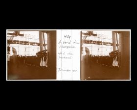 Image représentant Les membres de l'équipage et du personnel rassemblés sur le pont avant