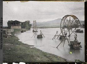 Image représentant Sur le Vardar, petits tonneaux tournant pour le tannage des peaux