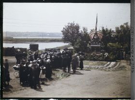 Image représentant La foule attendant la procession de la Fête-Dieu devant le reposoir de la rade de Perros-Guirec