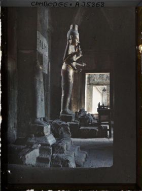 Image représentant Une statue hindoue ou bouddhique dans une galerie du troisième niveau?