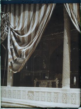 Image représentant Dans l'Arg (la citadelle royale), la salle du Takht-e-Marmar (Trône de marbre) dans la cour des jets d'eau