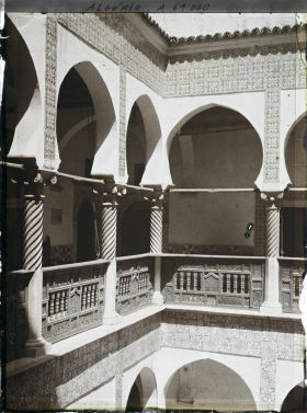 Image représentant La galerie du 1er étage de la Bibliothèque nationale (Dar Mustapha Pacha)