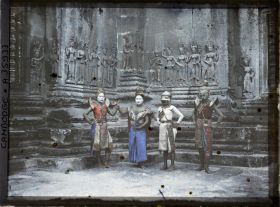 Image représentant Quatre danseuses posant devant un groupe d'apsaras