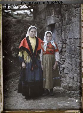 Image représentant Deux jeunes filles en costume : la plus âgée en costume gallego galicien, la petite en habit de la montagne