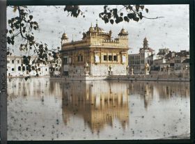 Image représentant Le temple d'or se reflétant dans le lac de l'Immortalité (Amrita Sagar)