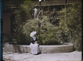 Image représentant Portrait de Sœur Augustine devant la fontaine et la statue de Saint-Vincent