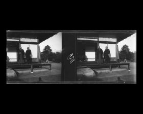 Image représentant Le comte Okuma et le baron Takahashi japonais sur le perron de sa résidence