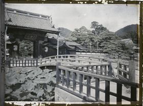 Image représentant Temple Zenko-ji : entrée du Daikanshin et son pont enjambant l'étang Hosyo-ike