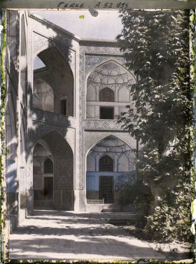 Image représentant La Madreseh Mader-i-Chah, école coranique dite "de la mère du Chah" (1714), loges de la cour