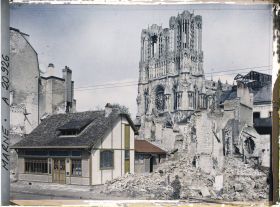 Image représentant France, Reims, Cathédrale et Baraque