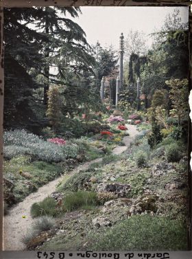 Image représentant Chemin du " sanctuaire japonais " menant au sôrintô bordé de rocailles, arbres et bambous