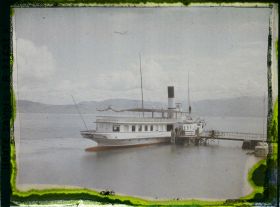 Image représentant Le bateau à roues à aubes Italie à quai