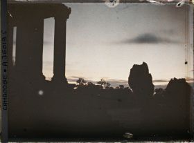 Image représentant Coucher de soleil sur la terrasse cruciforme à laquelle aboutit la " grande chaussée " (?)